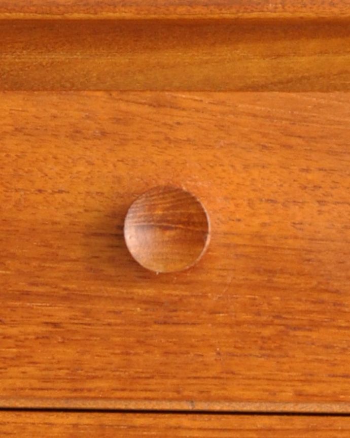 アンティークのキャビネット　アンティーク家具　サイドボード ネイサン　デザインの一部になっている取っ手取っ手のデザインもシンプルかつ機能的に。(x-1362-f)