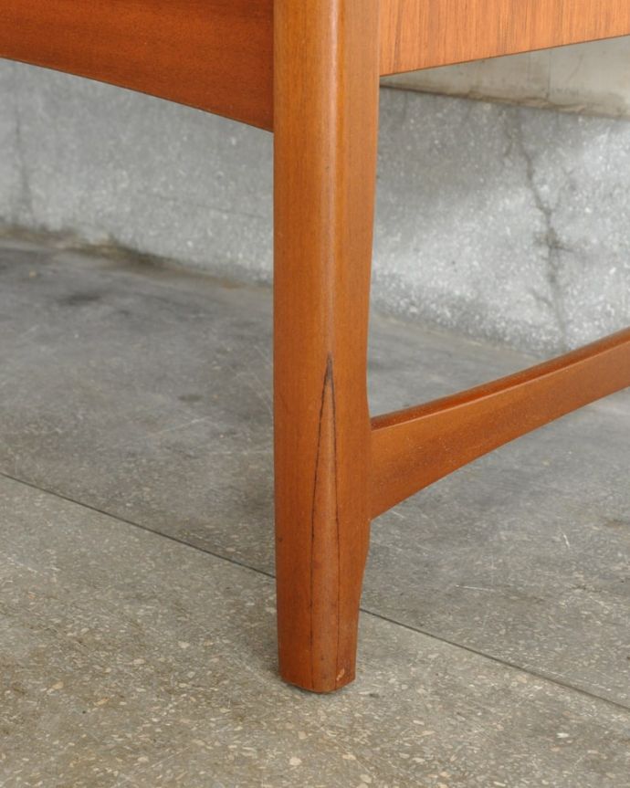 アンティークのキャビネット　アンティーク家具　サイドボード ネイサン　スッキリとした脚の裏には…Handleの家具の脚裏にはフェルトキーパーをお付けしています。(x-1362-f)