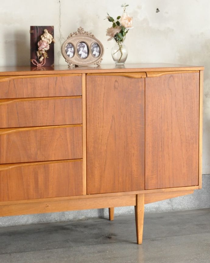 アンティークのキャビネット　アンティーク家具　サイドボード　ヴィンテージ家具らしいあたたかさ。(x-1363-f)