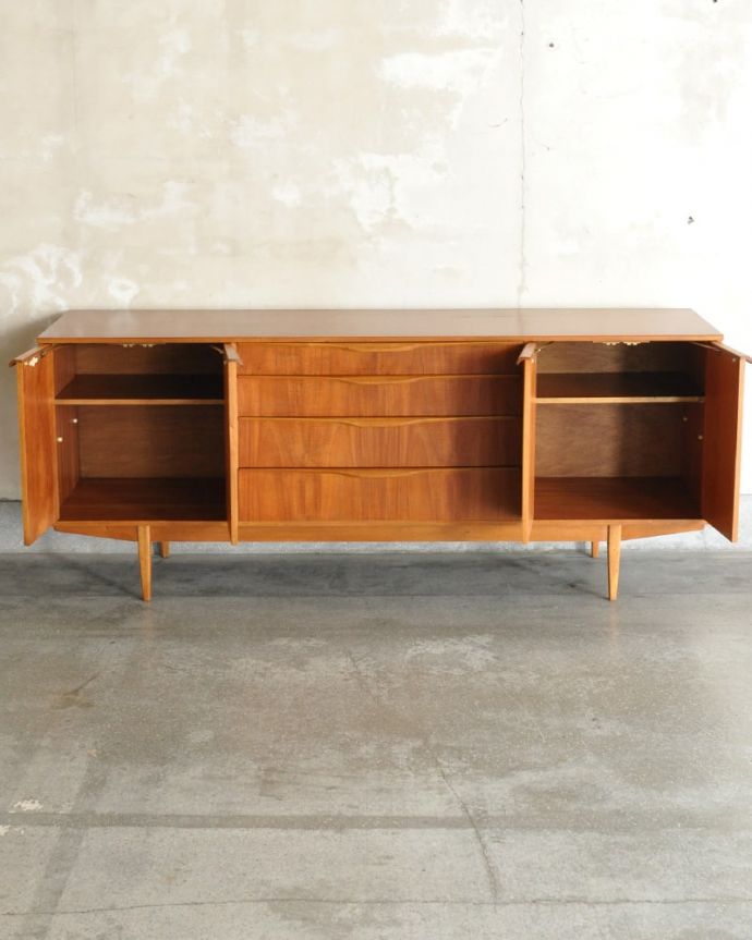 アンティークのキャビネット　アンティーク家具　サイドボード　扉の奥はたっぷり収納扉を開けると、中にはたっぷりの収納。(x-1363-f)