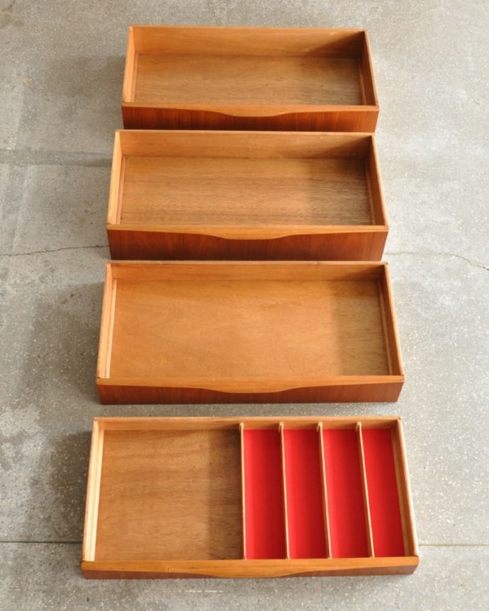 アンティークのキャビネット　アンティーク家具　サイドボード　キレイにお直ししました引き出しの中も修復の際、専門の職人がキレイにしました。(x-1363-f)