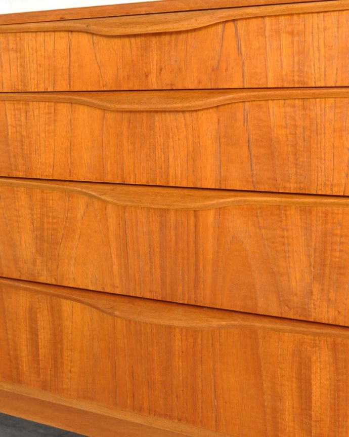 アンティークのキャビネット　アンティーク家具　サイドボード　デザインの一部になっている取っ手取っ手のデザインもシンプルかつ機能的に。(x-1363-f)