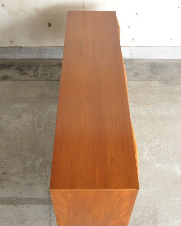 アンティークのキャビネット　アンティーク家具　サイドボード　天板の塗装もキレイに仕上げましたヴィンテージの家具は修復方法が様々。(x-1363-f)