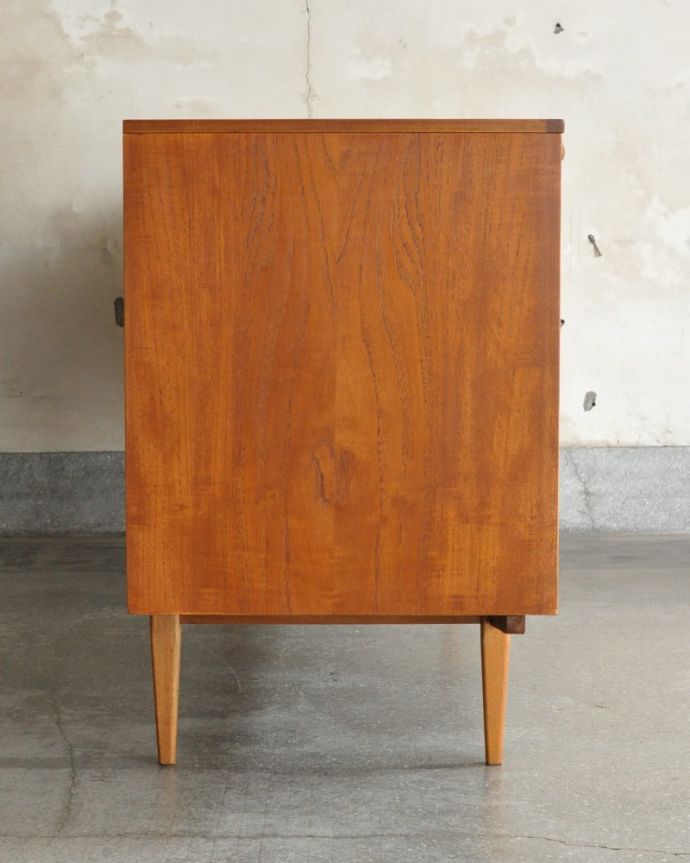 アンティークのキャビネット　アンティーク家具　サイドボード　横から見てもスッキリどこから見てもスッキリとしてステキなヴィンテージ。(x-1363-f)