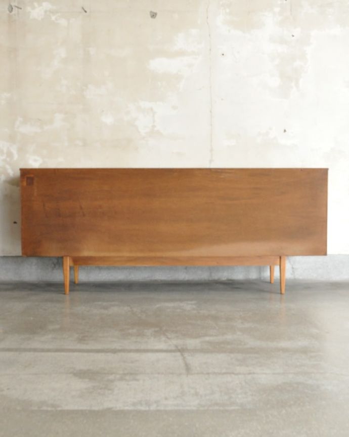 アンティークのキャビネット　アンティーク家具　サイドボード　もちろん後ろ姿もキレイですビンテージは新品ではないので、もちろん経年変化によるキズはあります。(x-1363-f)