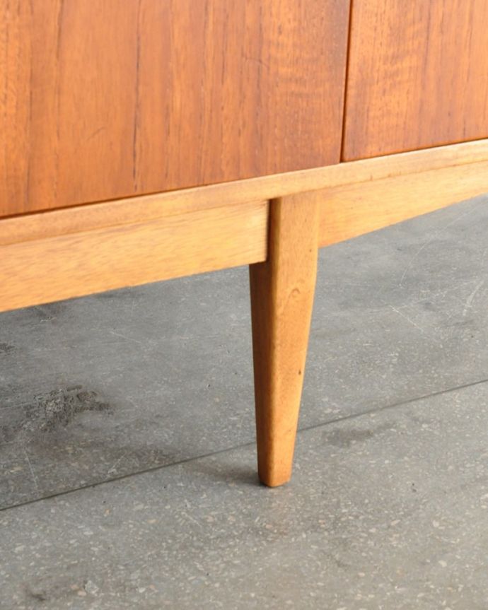 アンティークのキャビネット　アンティーク家具　サイドボード　スッキリとした脚の裏には…Handleの家具の脚裏にはフェルトキーパーをお付けしています。(x-1363-f)