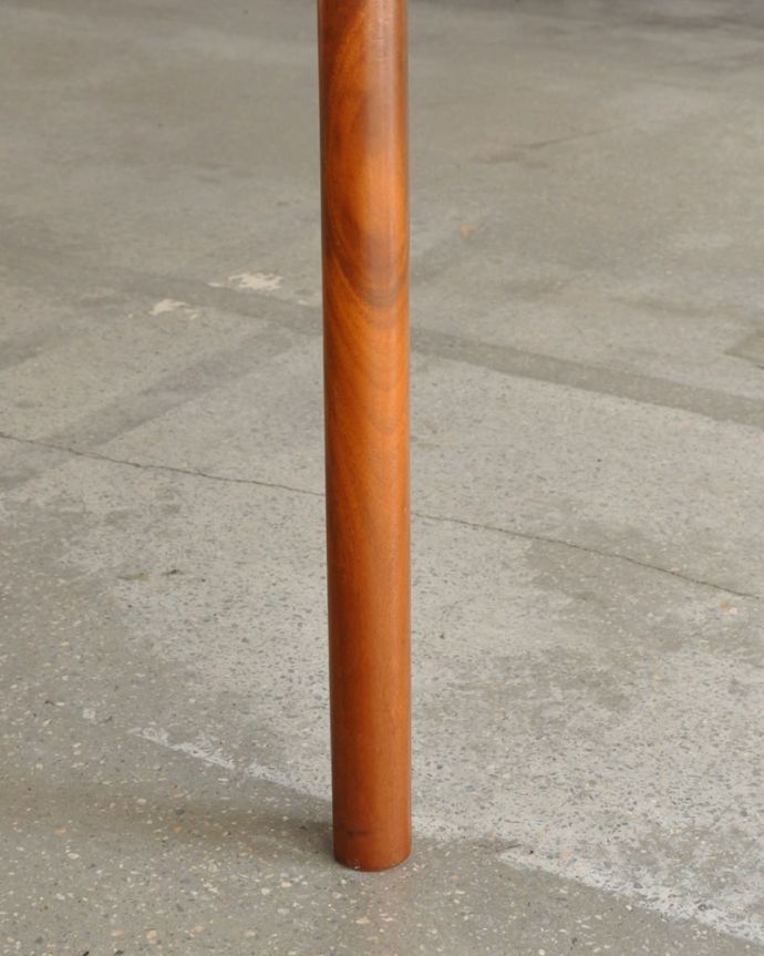 アンティークのテーブル　アンティーク家具　エクステンションテーブル　持ち上げなくても移動できます！Handleのアンティークは、脚の裏にフェルトキーパーをお付けしていますので、持ち上げなくても床を滑らせて移動させることが出来ます。(x-1364-f)