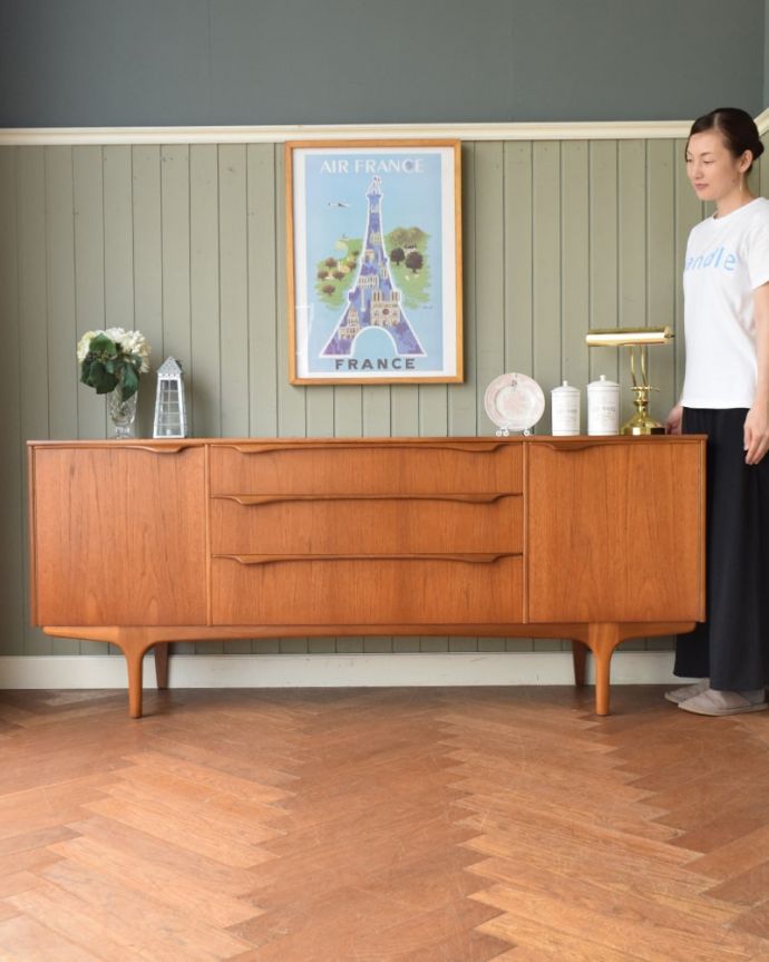 アンティークのキャビネット　アンティーク家具　サイドボード　人気のヒミツは北欧スタイルのデザインやっぱりスッキリとカッコイイ北欧デザインが人気のサイドボード。(x-1366-f)