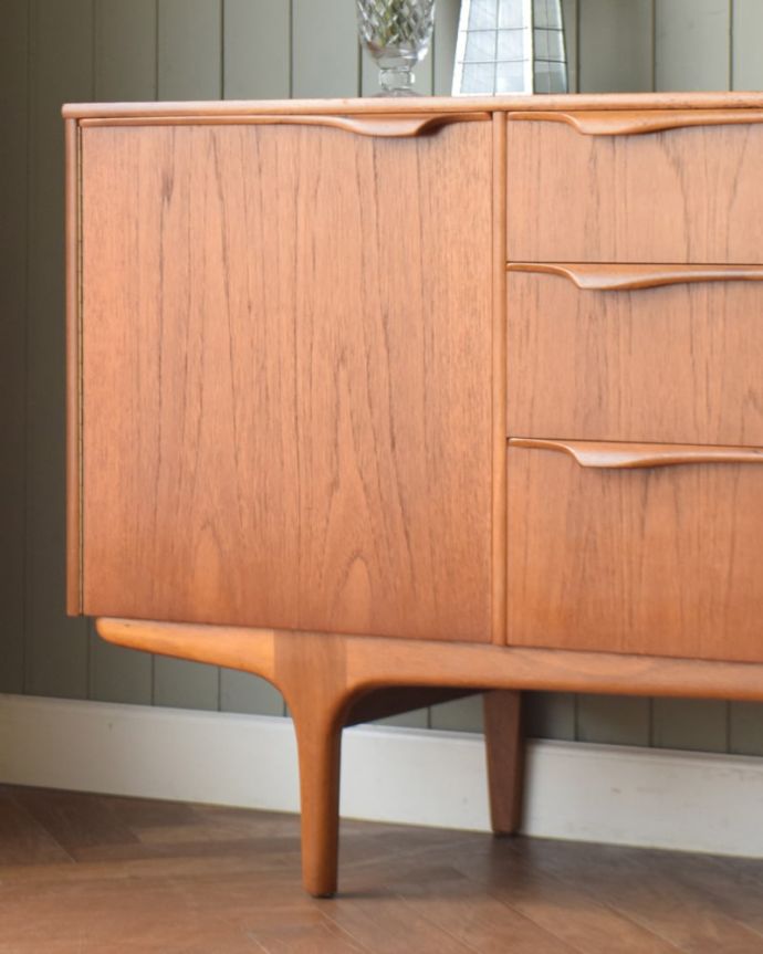 アンティークのキャビネット　アンティーク家具　サイドボード　ヴィンテージ家具らしいあたたかさ。(x-1366-f)