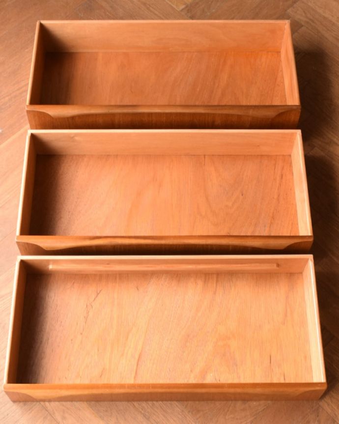 アンティークのキャビネット　アンティーク家具　サイドボード　キレイにお直ししました引き出しの中も修復の際、専門の職人がキレイにしました。(x-1366-f)