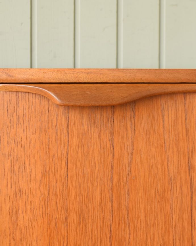 アンティークのキャビネット　アンティーク家具　サイドボード　デザインの一部になっている取っ手取っ手のデザインもシンプルかつ機能的に。(x-1366-f)