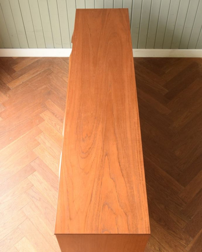 アンティークのキャビネット　アンティーク家具　サイドボード　天板の塗装もキレイに仕上げましたヴィンテージの家具は修復方法が様々。(x-1366-f)