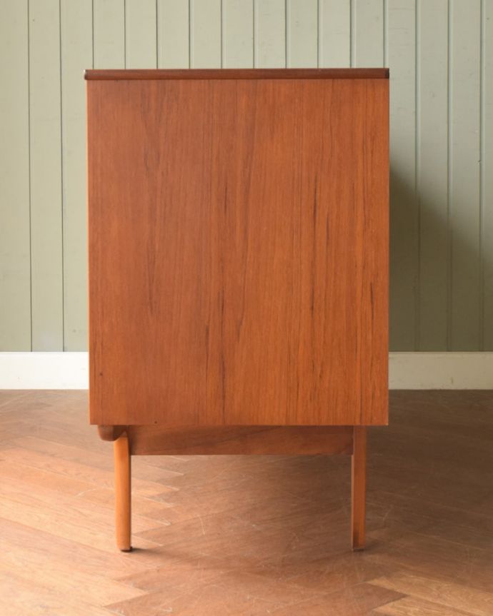 アンティークのキャビネット　アンティーク家具　サイドボード　横から見てもスッキリどこから見てもスッキリとしてステキなヴィンテージ。(x-1366-f)