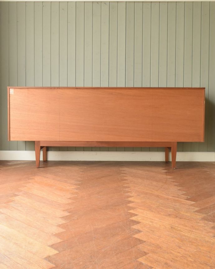 アンティークのキャビネット　アンティーク家具　サイドボード　もちろん後ろ姿もキレイですビンテージは新品ではないので、もちろん経年変化によるキズはあります。(x-1366-f)