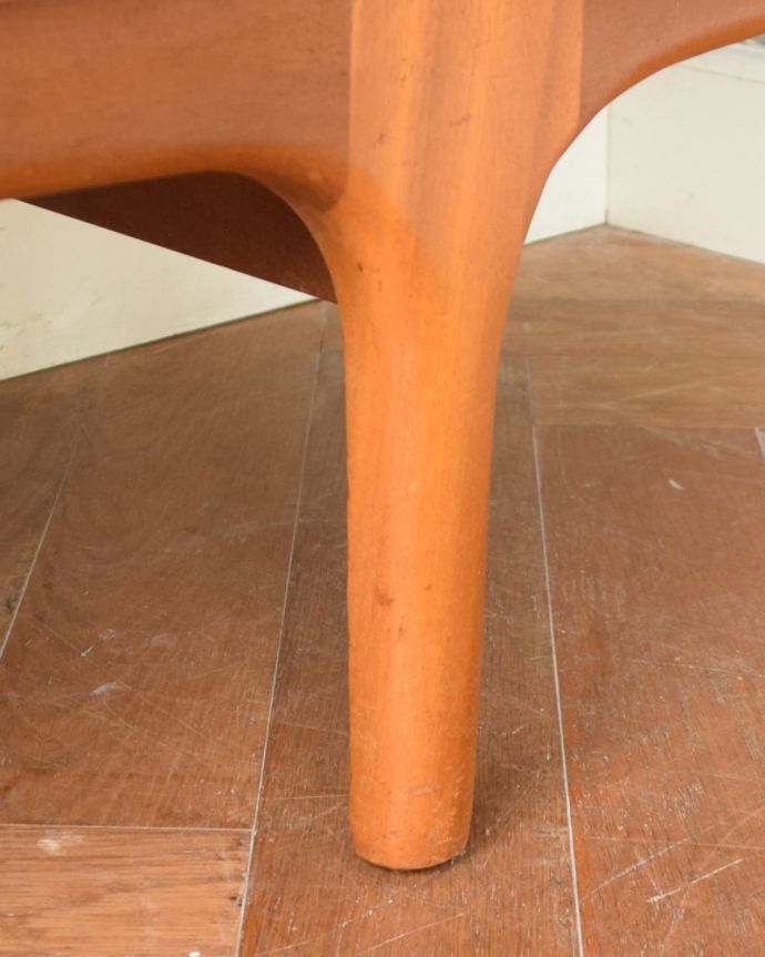 アンティークのキャビネット　アンティーク家具　サイドボード　スッキリとした脚の裏には…Handleの家具の脚裏にはフェルトキーパーをお付けしています。(x-1366-f)