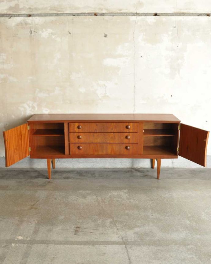 ビンテージ家具の扉の中