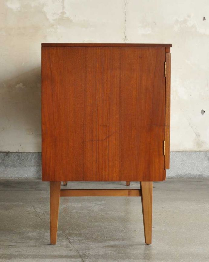 ビンテージ家具の側面