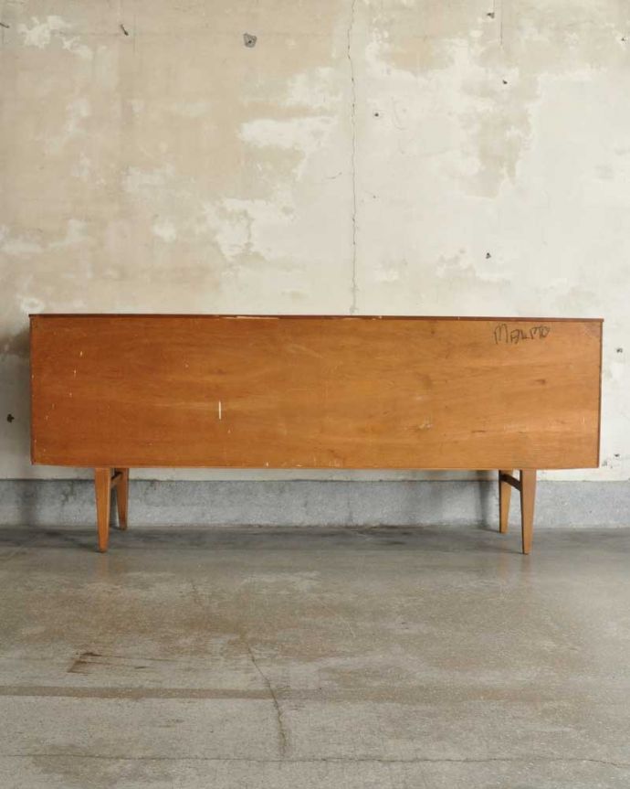 北欧スタイルの家具の後ろ姿