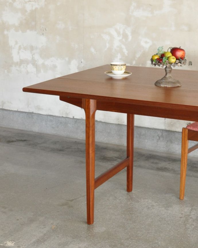 伸長式のおしゃれなアンティークテーブル