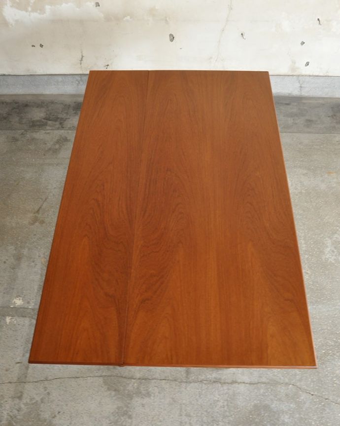 天板を広げたダイニングテーブル