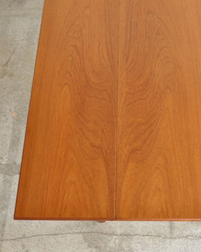 ビンテージテーブルらしい木目