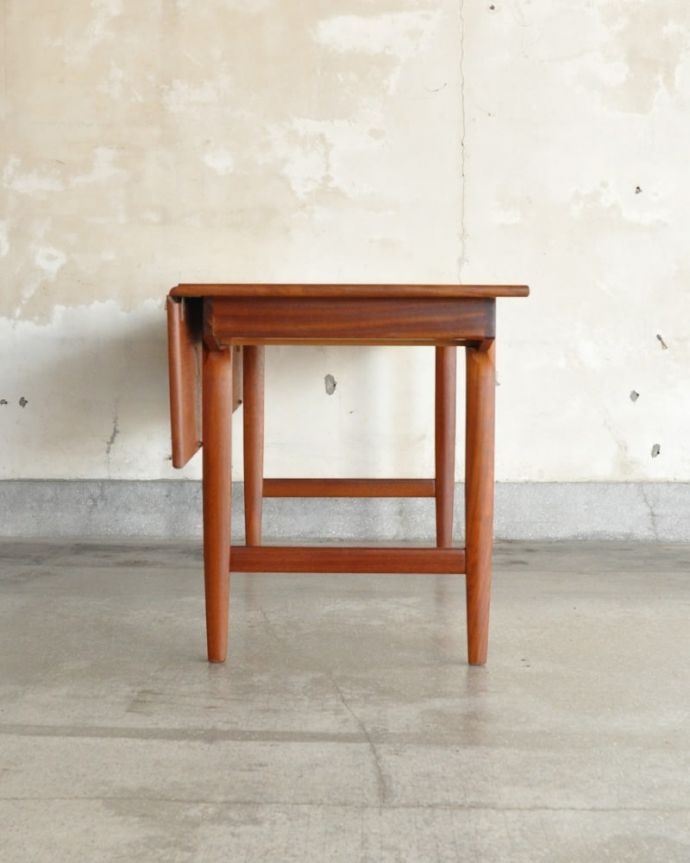 折り畳み式テーブルの側面