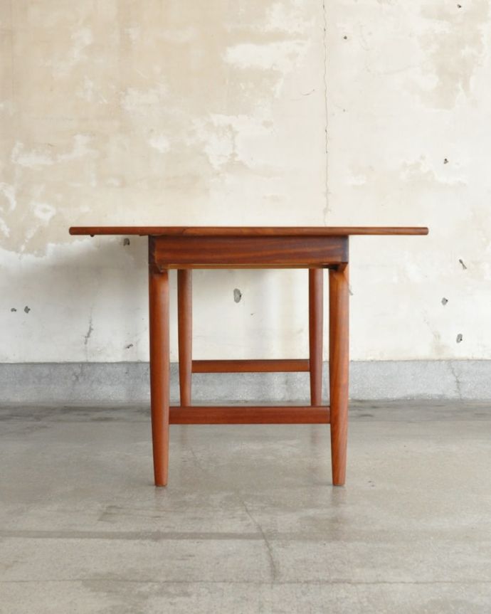 天板を開いた折り畳みテーブル