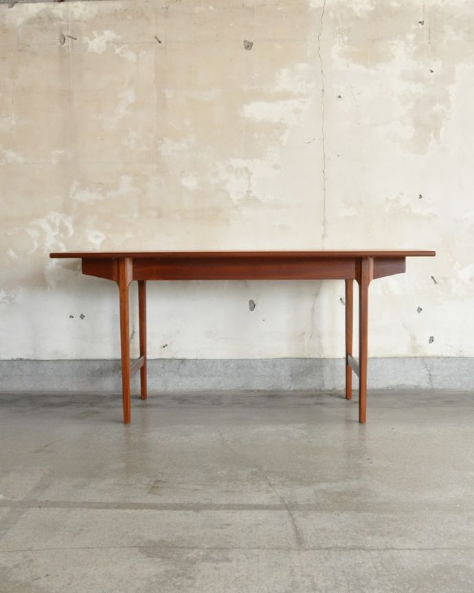 いろんな表情が楽しめるダイニングテーブル