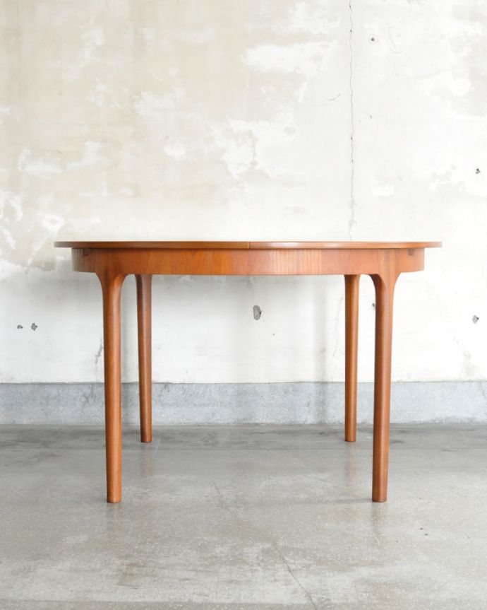 アンティークのテーブル 【アンティーク家具商品UP用】 ダイニングテーブル<エクステンションテーブル(北欧)商品UP用。横から見た姿は…シンプルなデザインなので、どんなお部屋にも似合っちゃうんです。(ht-09-5-3-1)