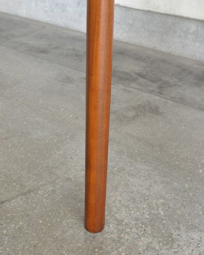 アンティークのテーブル アンティーク家具 エクステンションテーブル 持ち上げなくても移動できます!Handleのアンティークは、脚の裏にフェルトキーパーをお付けしていますので、持ち上げなくても床を滑らせて移動させることが出来ます。(x-1369-f)