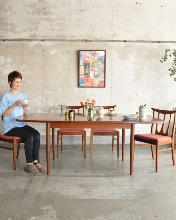 アンティークのテーブル アンティーク家具 G-planダイニングテーブル 用途に合わせてサイズが変わる便利なテーブルあっという間にサイズが大きくなっちゃうヴィンテージのエクステンションテーブル。(x-1370-f)