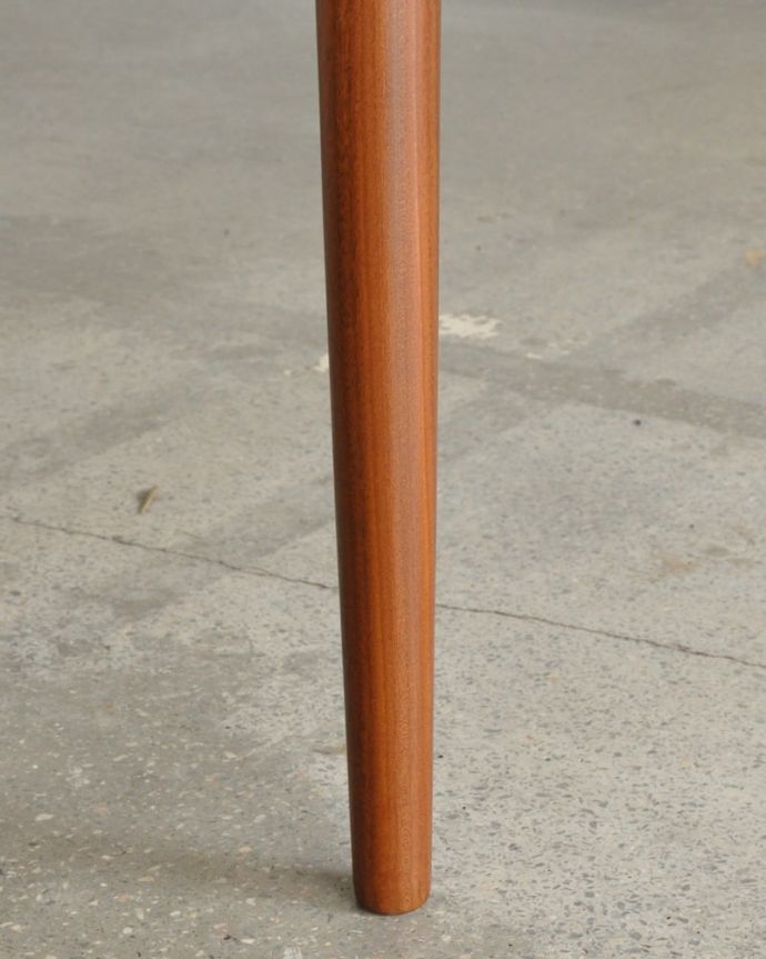 アンティークのテーブル アンティーク家具 G-planダイニングテーブル 持ち上げなくても移動できます!Handleのアンティークは、脚の裏にフェルトキーパーをお付けしていますので、持ち上げなくても床を滑らせて移動させることが出来ます。(x-1370-f)