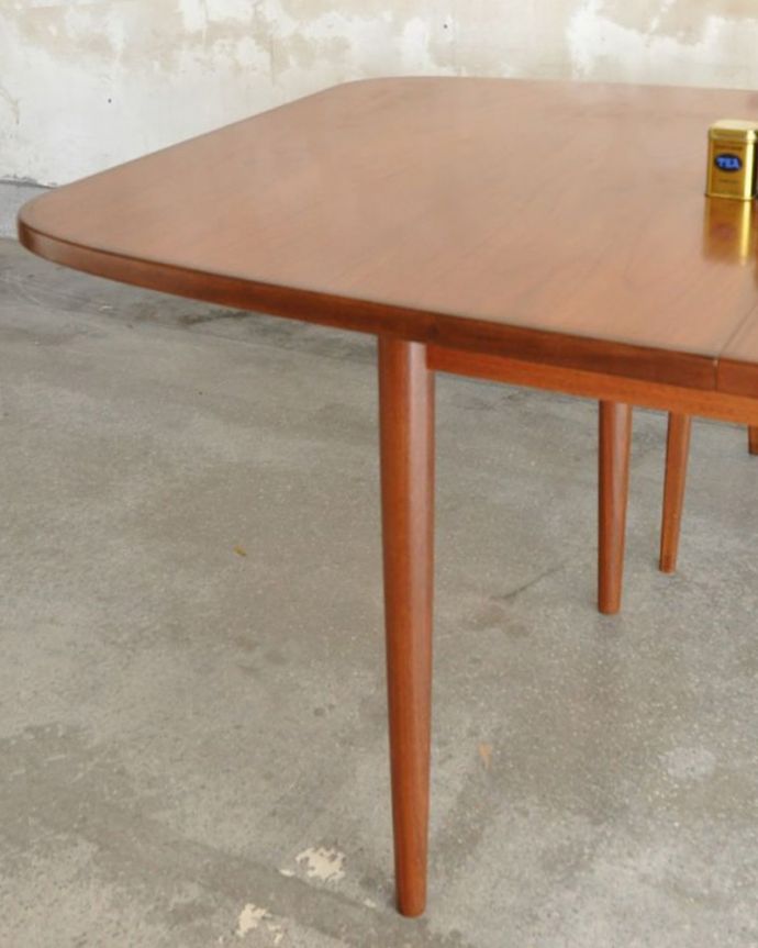 アンティークのテーブル アンティーク家具 G-planダイニングテーブル スマートなカッコよさが魅力シンプルなデザインだから、どんなインテリアにも似合っちゃう所が人気のヒミツ。(x-1370-f)