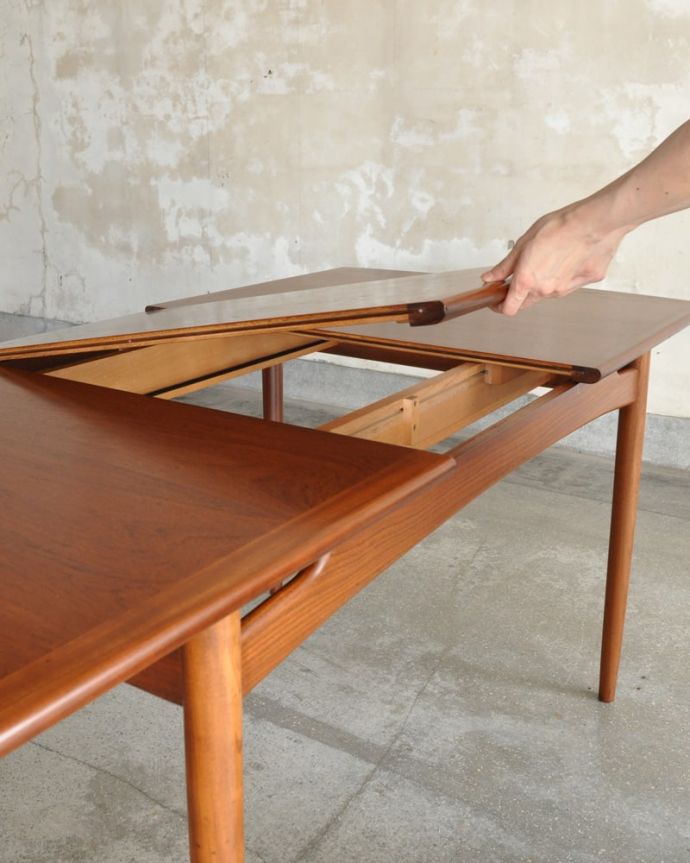 アンティークのテーブル　アンティーク家具　G-planダイニングテーブル(チークシリーズ(ブラジリアン))　あっという間にサイズ変更OK！天板の真ん中から新しい天板が出てきます。(x-1371-f)