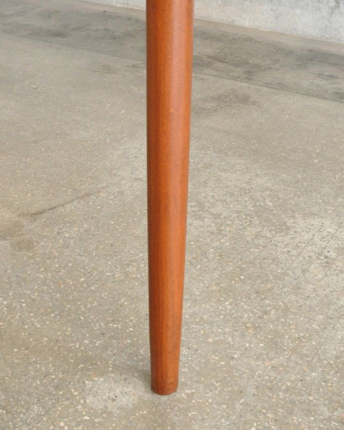 アンティークのテーブル　アンティーク家具　G-planダイニングテーブル(チークシリーズ(ブラジリアン))　持ち上げなくても移動できます！Handleのアンティークは、脚の裏にフェルトキーパーをお付けしていますので、持ち上げなくても床を滑らせて移動させることが出来ます。(x-1371-f)