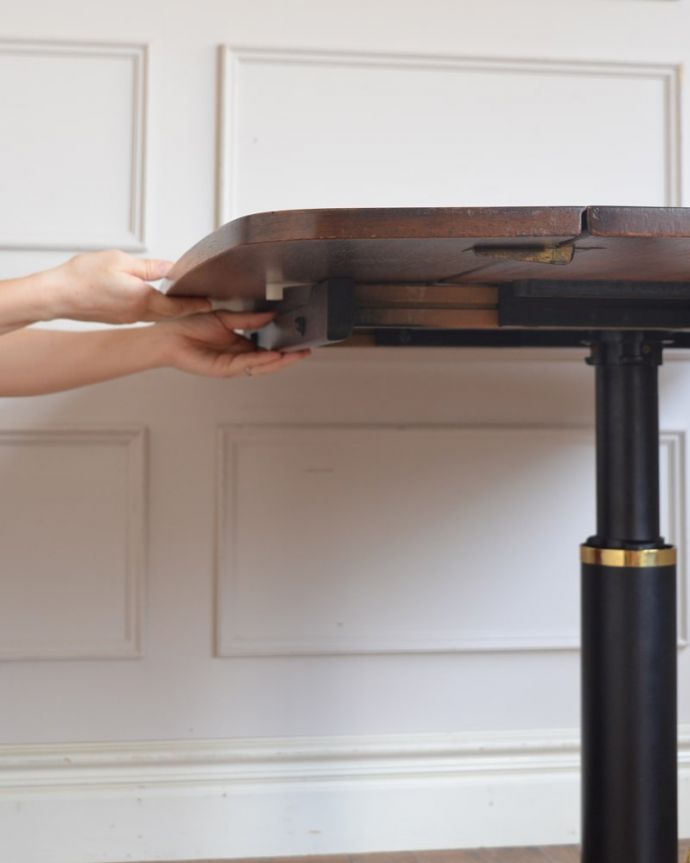 アンティークのテーブル アンティーク家具 G-planダイニングテーブル(トラー&ブラック) あっという間にサイズが変わる!天板を持ち上げて下から支えを引っ張り出すだけで簡単にサイズ変更出来ます。(x-1372-f)