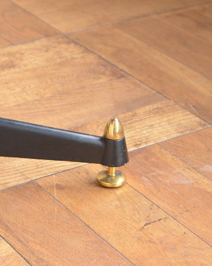 アンティークのテーブル アンティーク家具 G-planダイニングテーブル(トラー&ブラック) 持ち上げなくても移動できます!Handleのアンティークは、脚の裏にフェルトキーパーをお付けしていますので、床を滑らせてれば女性1人でも移動が簡単です。(x-1372-f)