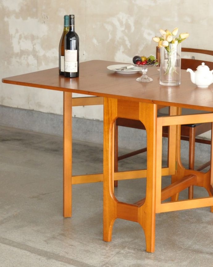 アンティークのテーブル　アンティーク家具　ゲートレッグテーブル　自慢はやっぱりゲート（門）のような脚まるでゲート（門）が開くような脚の形から名前が付けられたゲートレッグテーブル。(x-1373-f)