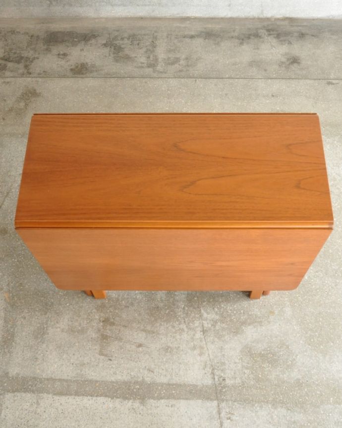 アンティークのテーブル　アンティーク家具　ゲートレッグテーブル　畳むとこんなにスリムなサイズリーフを閉じた状態のテーブルを上から見るとこんな感じ。(x-1373-f)