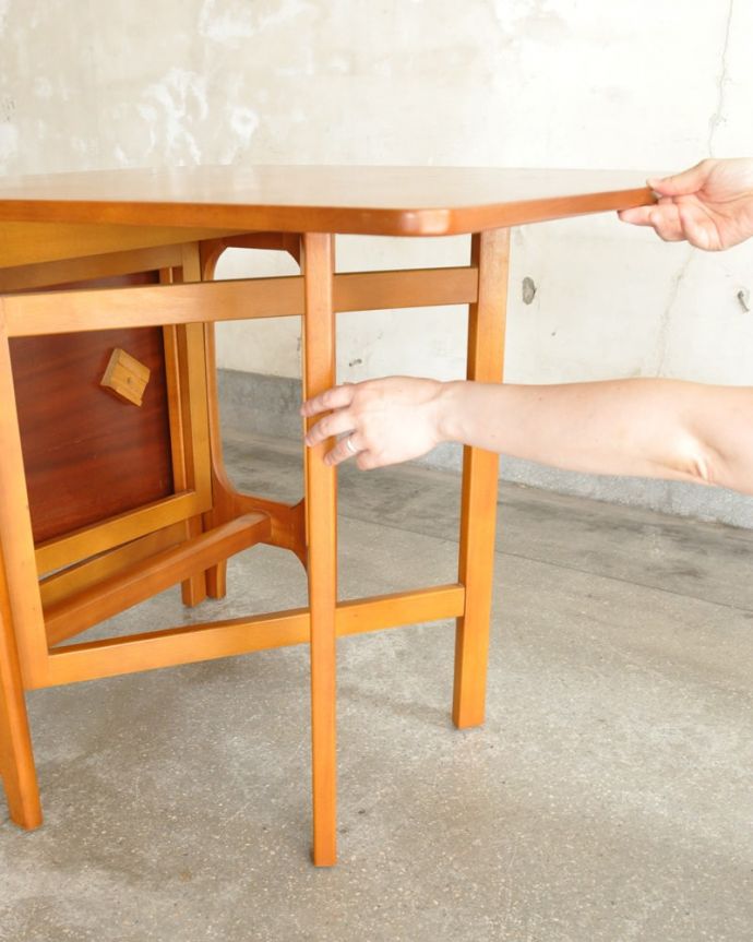 アンティークのテーブル　アンティーク家具　ゲートレッグテーブル　脚を引き出すだけであっという間ゲートのような形をした脚のテーブル。(x-1373-f)