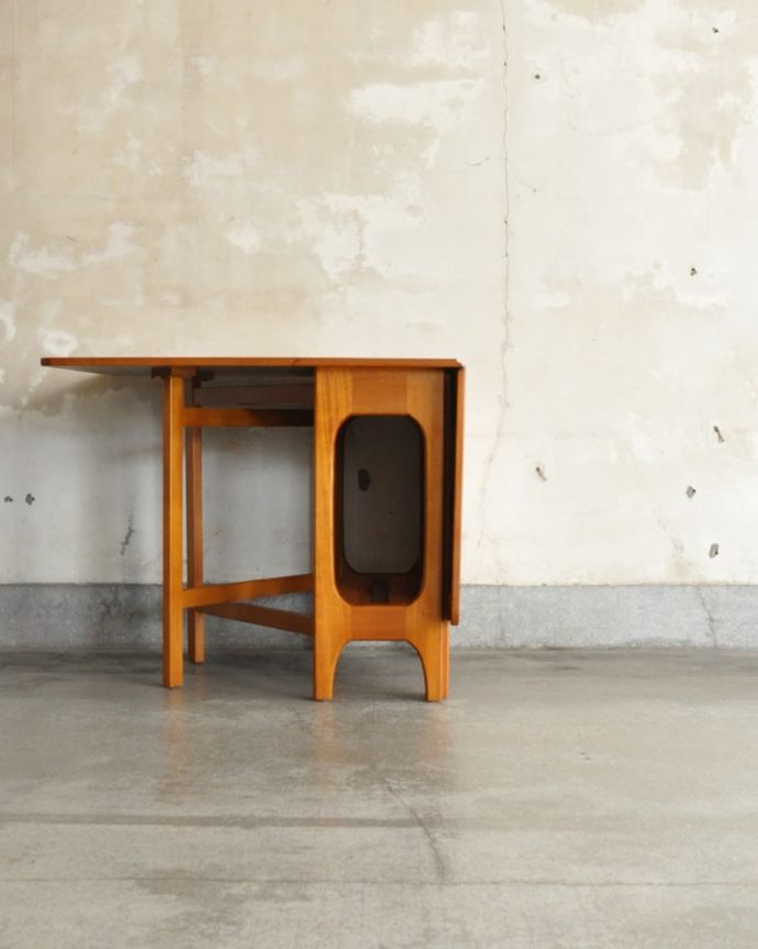 アンティークのテーブル　アンティーク家具　ゲートレッグテーブル　片方開くと････片方のリーフを開くとこんな感じ。(x-1373-f)