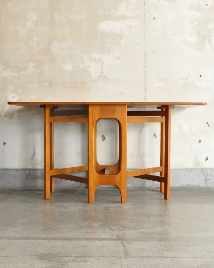 アンティークのテーブル　アンティーク家具　ゲートレッグテーブル　両方開けば大きなサイズゲートレッグテーブルはゲートが開くように作られた脚のデザインも印象的。(x-1373-f)