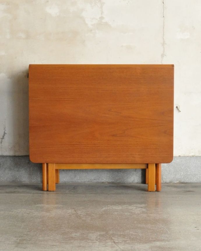 アンティークのテーブル　アンティーク家具　ゲートレッグテーブル　天板を閉じると…閉じて壁に付ければなんだか違う家具に見えちゃうんです。(x-1373-f)