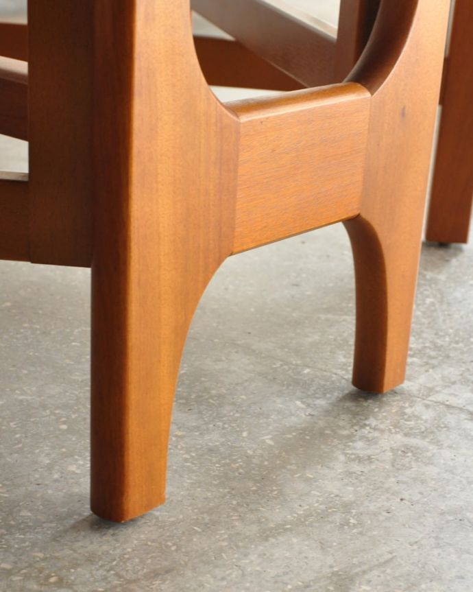 アンティークのテーブル　アンティーク家具　ゲートレッグテーブル　持ち上げなくても移動できます！Handleのアンティークは、脚の裏にフェルトキーパーをお付けしていますので、持ち上げなくても床を滑らせれば女性でも簡単に移動させることが出来ます。(x-1373-f)