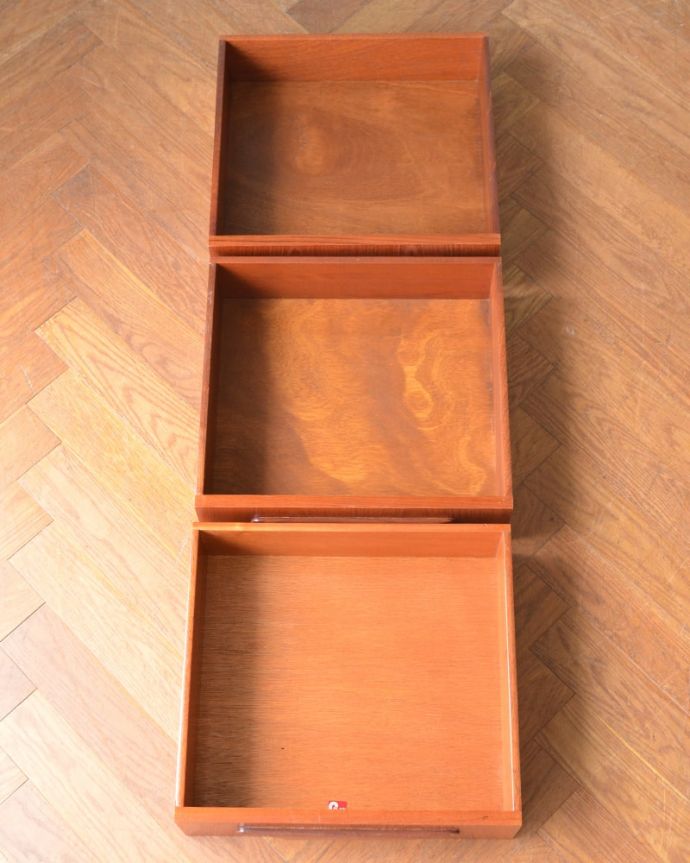 サイドチェストの引き出しの中