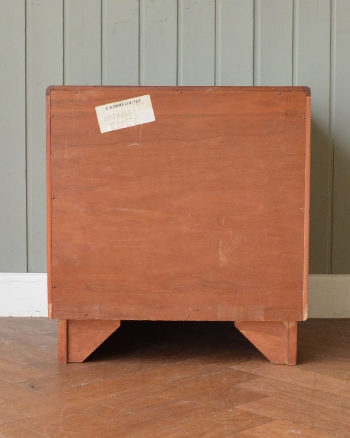 サイドチェストの裏側