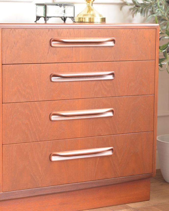 アンティークのチェスト　アンティーク家具　G-planチェスト(フレスコ)　見えない所もこだわっていますヴィンテージの家具は年代が若いので簡単な修復だけでも使えちゃうんだけれど、長く使って頂けるように、見えない部分もしっかりこだわって修復しています。(x-1375-f)