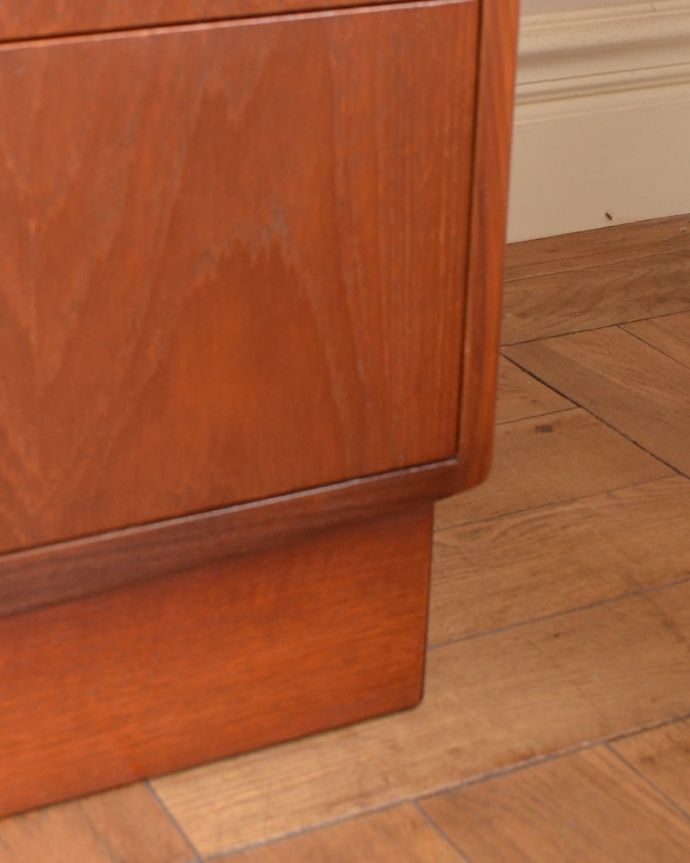 アンティークのチェスト　アンティーク家具　G-planチェスト(フレスコ)　女性1人でラクラク運べちゃう仕掛けHandleのアンティークは、脚の裏にフェルトキーパーをお付けしています。(x-1375-f)