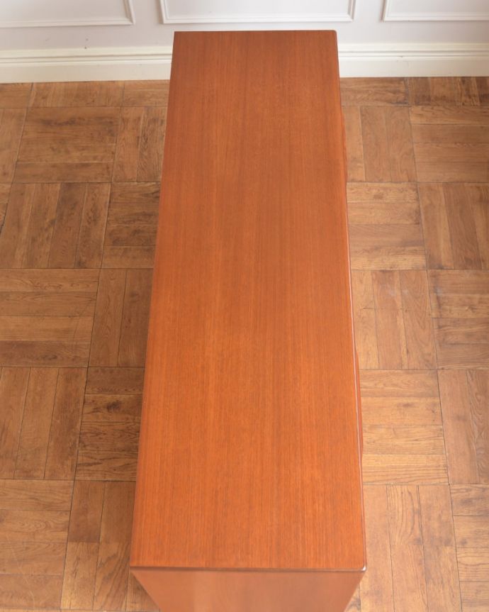 アンティークのチェスト　アンティーク家具　G-planチェスト(フレスコ)　上から見ると･･･天板はこんな感じです。(x-1375-f)