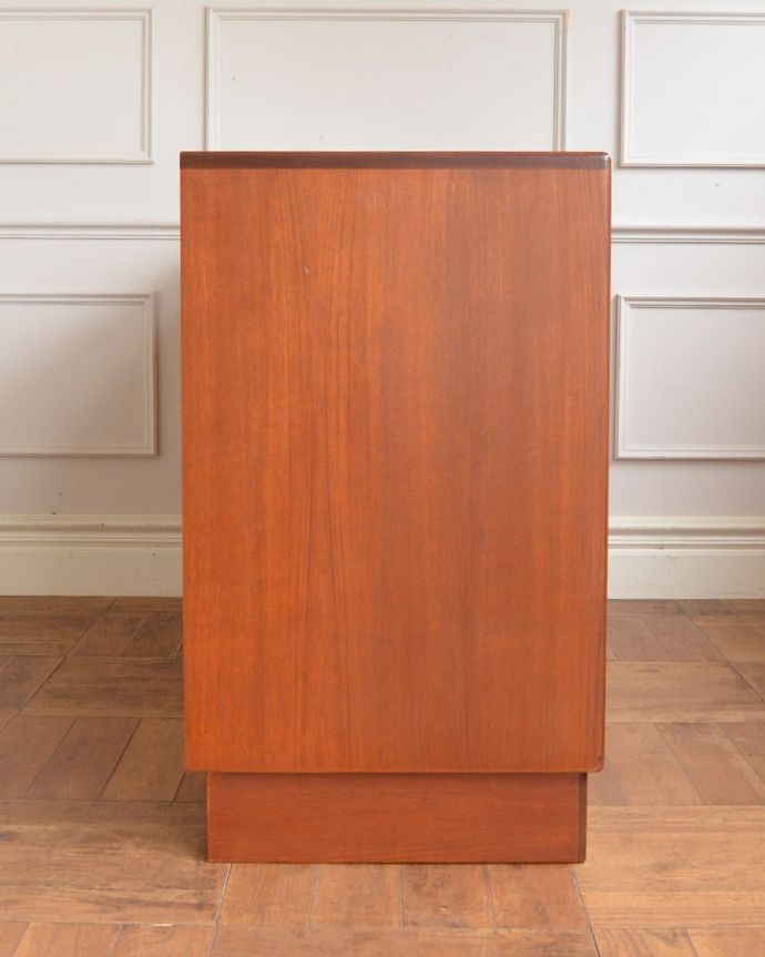 アンティークのチェスト　アンティーク家具　G-planチェスト(フレスコ)　横から見てもスッキリシンプルだからこそ、どこから見てもカッコいいようにしっかりお直ししました。(x-1375-f)